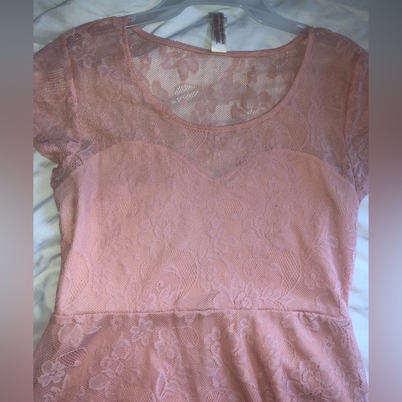 Pink baby doll lace dress with heart shape neckline - Picture 3 of 5